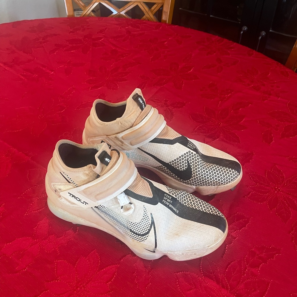 Men’s baseball metal cleats by Nike. Used once.